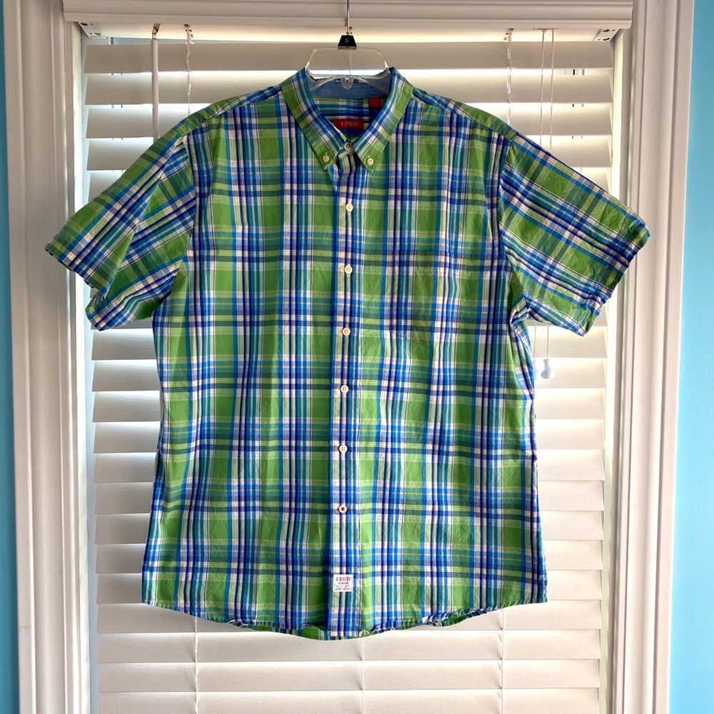 Short sleeve Izod button down dress shirt.